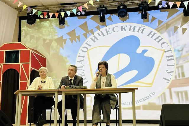Представители Минобразования встретились со студентами по вопросам трудоустройства